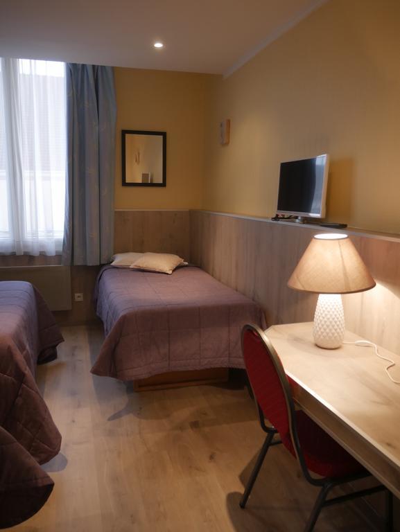 Hotel & Restaurant Le Cardinal Poix-de-Picardie ภายนอก รูปภาพ