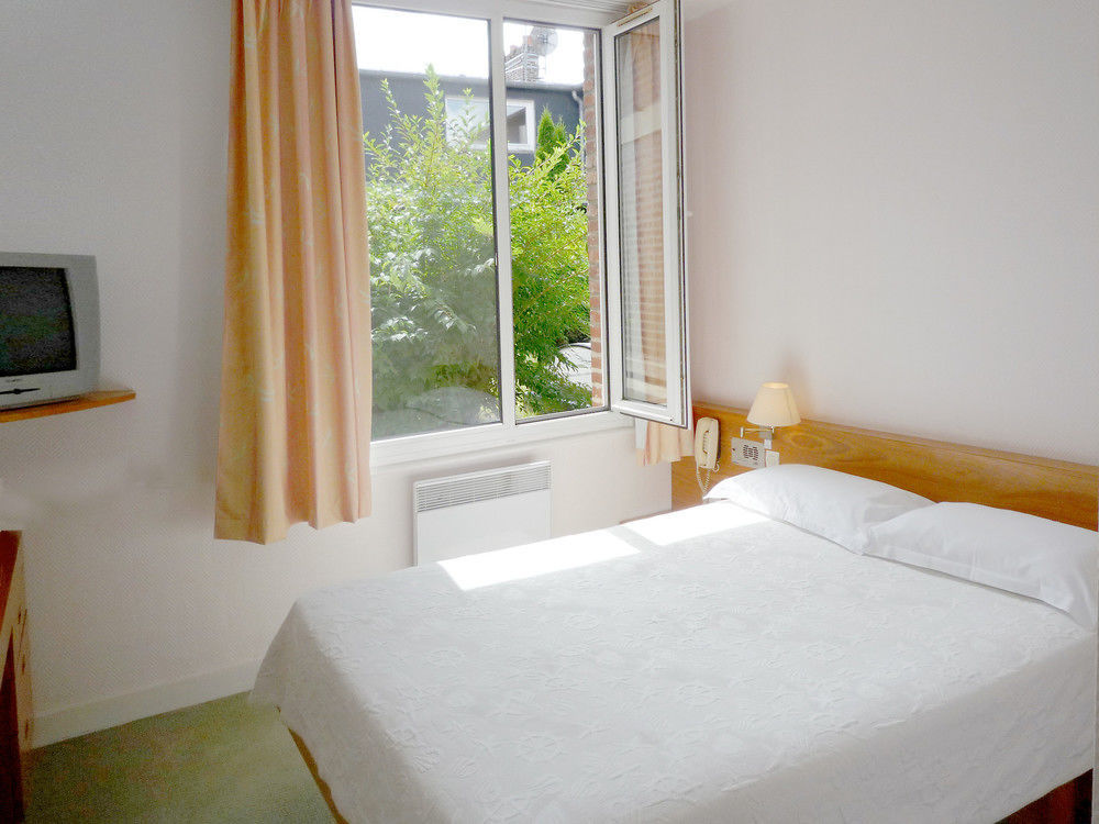 Hotel & Restaurant Le Cardinal Poix-de-Picardie ภายนอก รูปภาพ