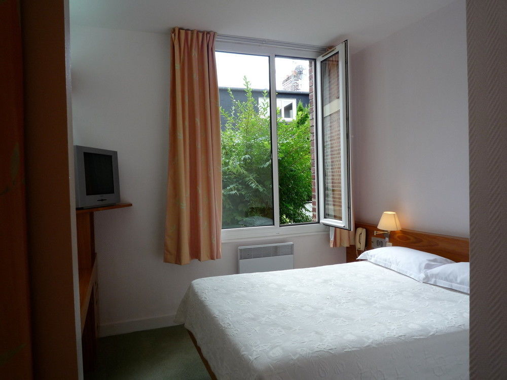 Hotel & Restaurant Le Cardinal Poix-de-Picardie ภายนอก รูปภาพ