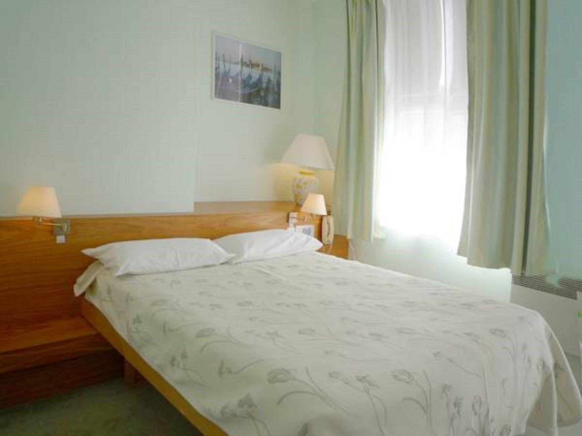 Hotel & Restaurant Le Cardinal Poix-de-Picardie ภายนอก รูปภาพ