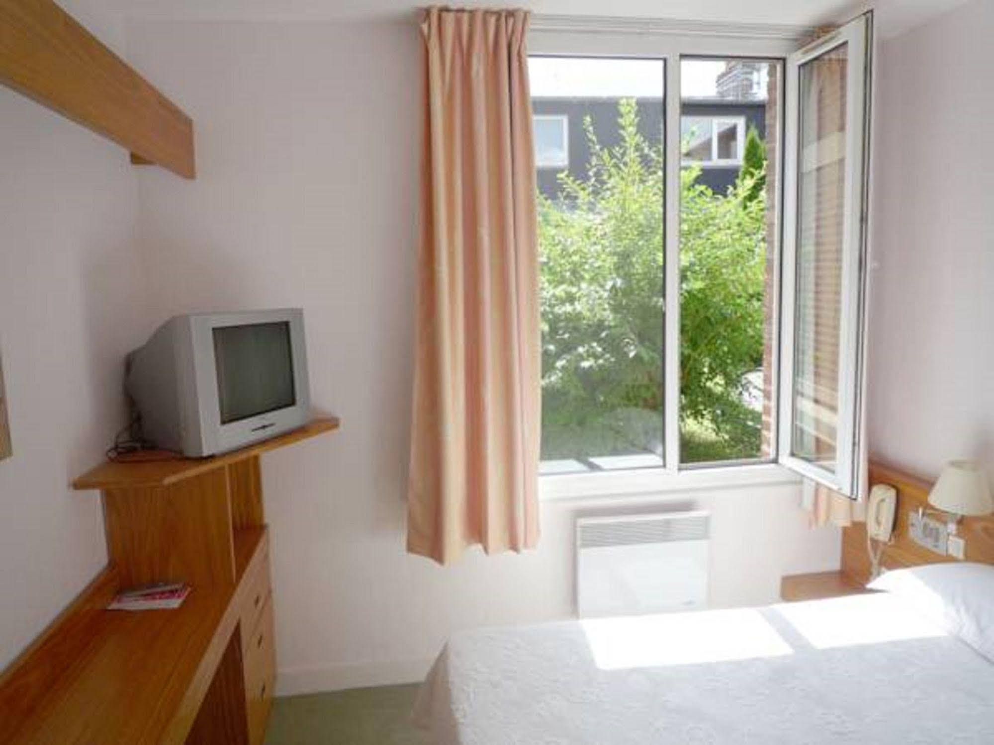Hotel & Restaurant Le Cardinal Poix-de-Picardie ภายนอก รูปภาพ