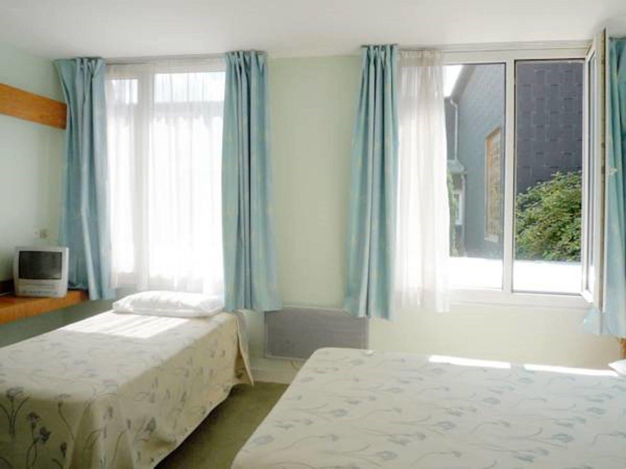 Hotel & Restaurant Le Cardinal Poix-de-Picardie ภายนอก รูปภาพ
